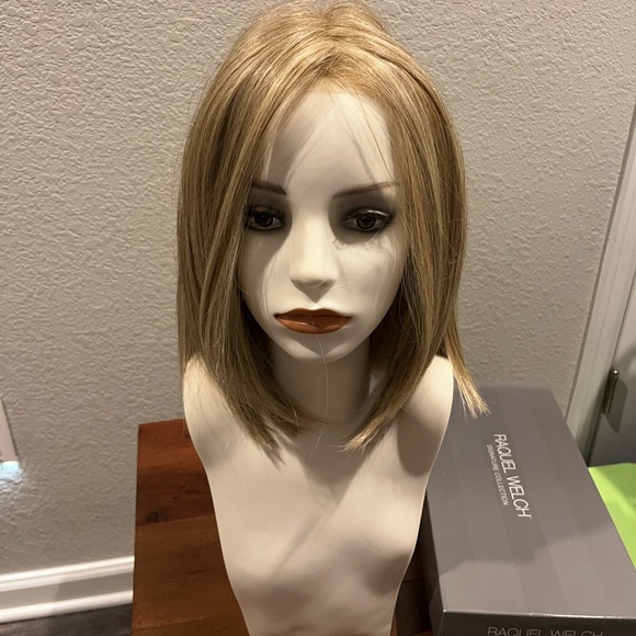 Raquel Welch On Point
Pale Golden Honey RL16/88 - Picture 4 of 10